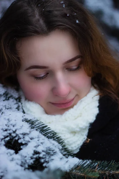 Uma Jovem Inverno Com Casaco Pele Preta Foto Alta Qualidade — Fotografia de Stock
