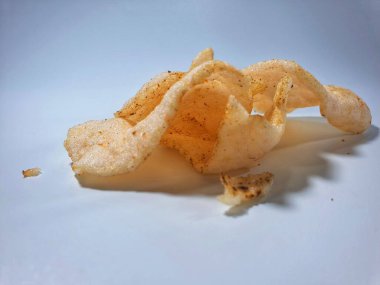 Kızarmış krakerler (Kerupuk) beyaz arkaplanda izole edildi