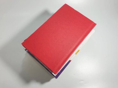 Beyaz arkaplanda izole kitap yığını