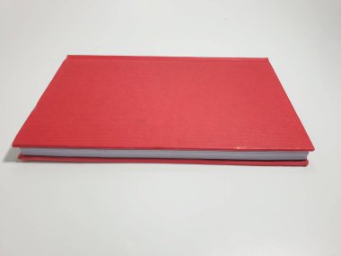 Beyaz arka plan üzerinde izole kırmızı kapaklı kitap