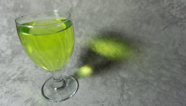 Cam bardakta kavun şurubu. Yeşil şurup..