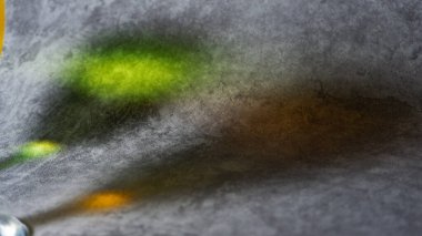 Portakal şurubu ve cam bardaklarda kavun şurubu. Şurup yeşil ve turuncu renkte..