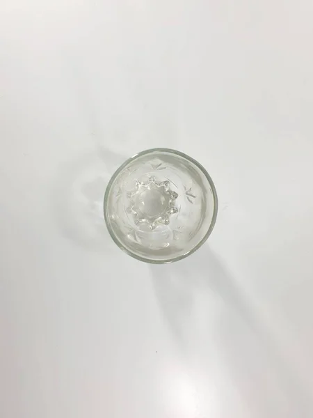 Copo Vidro Preenchido Com Água Potável Isolada Fundo Branco — Fotografia de Stock