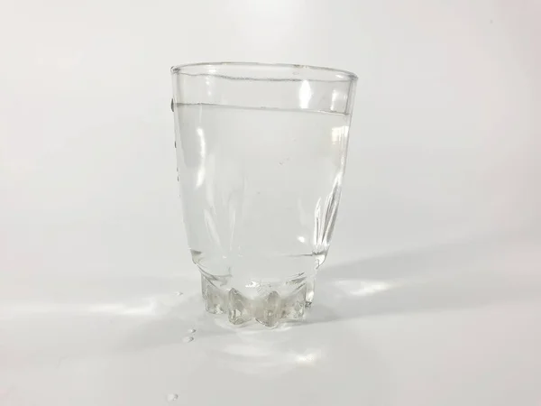 Glasbecher Gefüllt Mit Trinkwasser Isoliert Auf Weißem Hintergrund — Stockfoto