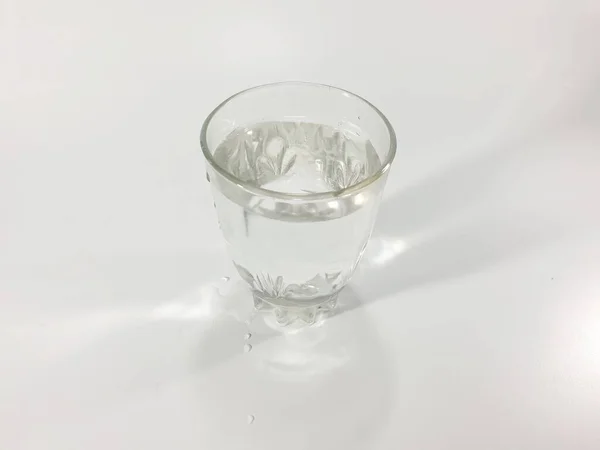 Tazza Vetro Riempita Con Acqua Potabile Isolata Sfondo Bianco — Foto Stock