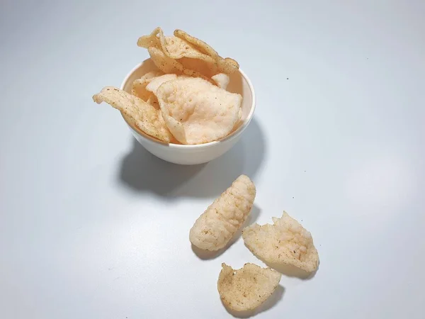 Biscoitos Fritos Kerupuk Uma Tigela Isolada Fundo Branco — Fotografia de Stock