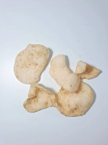 Cracker Fritti Kerupuk Isolati Sfondo Bianco — Foto Stock