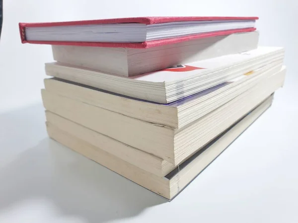 Pilha Livros Isolados Sobre Fundo Branco — Fotografia de Stock