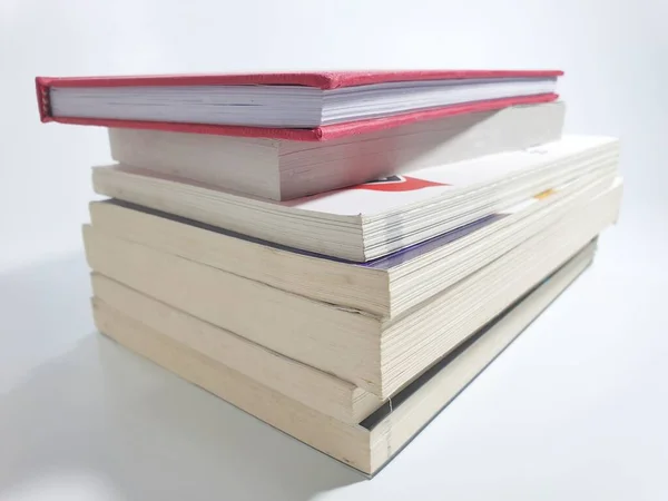 Pilha Livros Isolados Sobre Fundo Branco — Fotografia de Stock