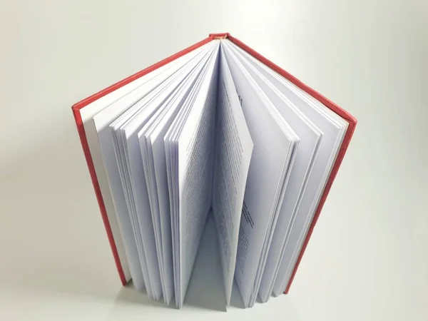 Libro Con Cubierta Roja Abierta Aislada Sobre Fondo Blanco — Foto de Stock