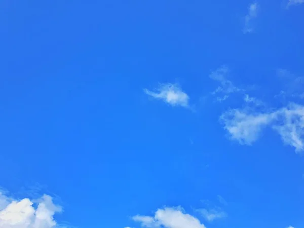 Ουρανός Είναι Καθαρός Άσπρα Σύννεφα Που Είναι Πολύ Όμορφα Κατά — Φωτογραφία Αρχείου