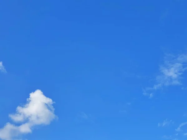 Niebo Jest Jasne Białymi Chmurami Które Bardzo Piękne Ciągu Dnia — Zdjęcie stockowe