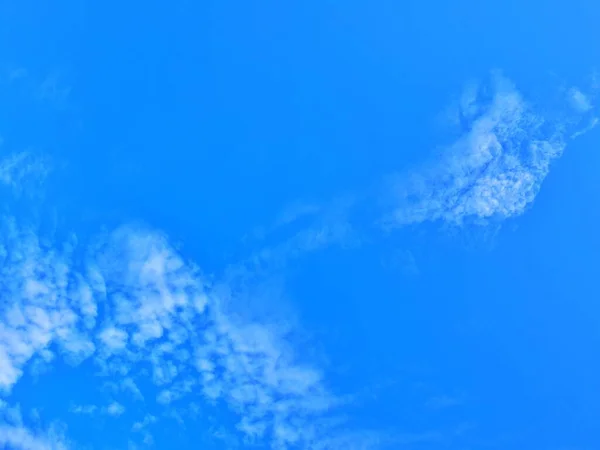 Lucht Helder Met Witte Wolken Die Overdag Erg Mooi Zijn — Stockfoto