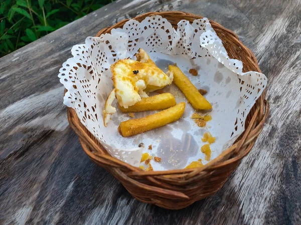 Τηγανητές Πατάτες Μετά Φαγητό Και Τηγανιτά Αυγά Ένα Καλαθάκι Μπαμπού — Φωτογραφία Αρχείου
