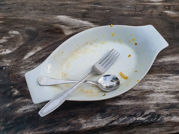 Белая Пустая Тарелка Еды Ложка Вилки — стоковое фото