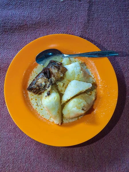 Indonesisches Traditionelles Essen Das Normalerweise Ketupat Mit Schlangenkopffisch Genannt Wird — Stockfoto