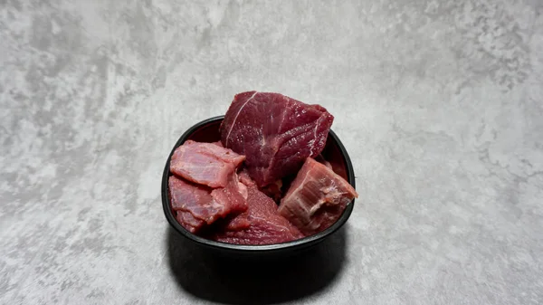 Cortes Carne Fresca Numa Tigela Preta Carne Vermelha — Fotografia de Stock