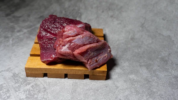 Cortes Carne Fresca Una Tabla Madera — Foto de Stock