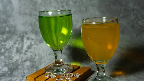 오렌지 시럽을 유리잔에 넣는다 당밀은 색이다 — 스톡 사진