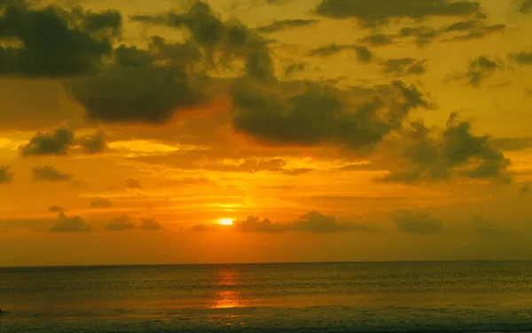 Puesta Sol Playa Cielo Dorado Reflejo Naranja Luz Solar —  Fotos de Stock