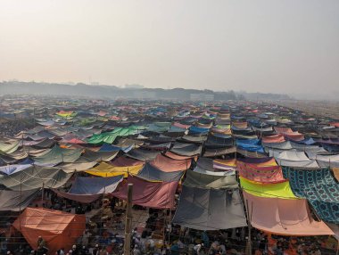Allahabad 'da Kumbh Mela boyunca gözün alabildiğince geniş bir çadır şehri uzanır. Gökkuşağı renginde binlerce çadır milyonlarca hacıya geçici barınak sağlıyor.