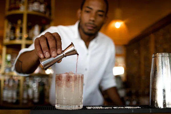 Barman Latino Fazendo Mistura — Fotografia de Stock