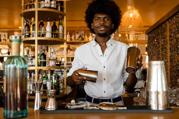 Young Happy Latin Bartender Curly Hair Starting Prepare Cocktail — Stock Photo, Image