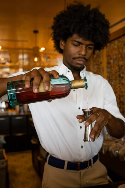 Foto Vertical Barman Latino Com Cabelo Encaracolado Que Serve Álcool — Fotografia de Stock