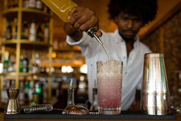 Barman Latino Com Cabelo Encaracolado Terminando Coquetel — Fotografia de Stock
