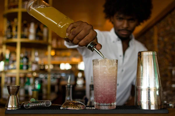 Barman Latino Com Cabelo Encaracolado Terminando Coquetel — Fotografia de Stock