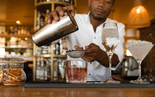 Barman Latino Fazendo Alguns Coquetéis — Fotografia de Stock