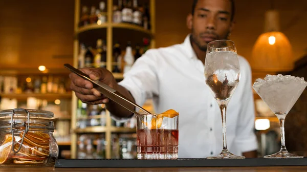 Barman Latino Terminando Alguns Coquetéis — Fotografia de Stock