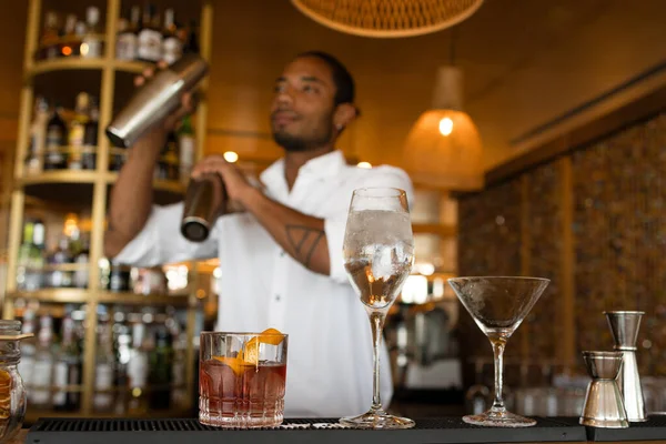 Copos Cocktail Com Barman Atrás Deles — Fotografia de Stock