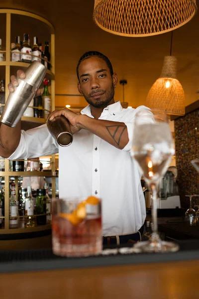 Foto Vertical Barman Latino Agitando Bebidas — Fotografia de Stock
