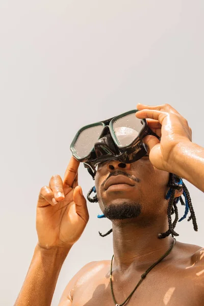 Dalgıç Google 'ına bakan Afro Latin adamın dikey fotoğrafı