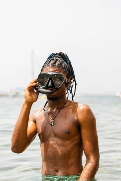 Średnie Ujęcie Młodego Chłopca Brązowej Skórze Plaży Zestawem Nurkowania Patrzącym — Zdjęcie stockowe