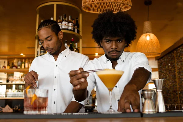 Deux Barmans Latins Aux Cheveux Bouclés Faisant Des Cocktails — Photo