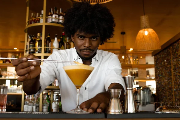 Barman Latino Com Cabelo Encaracolado Fazendo Coquetéis — Fotografia de Stock