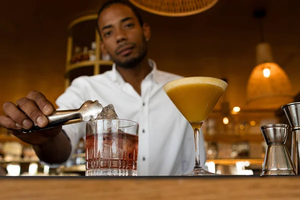 Barman Latino Colocando Gelo Coquetel — Fotografia de Stock