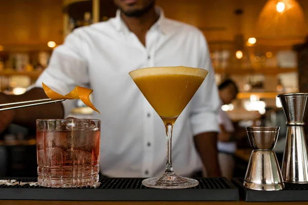 Bartender Putting Orange Peel Cocktail — Stock Photo, Image