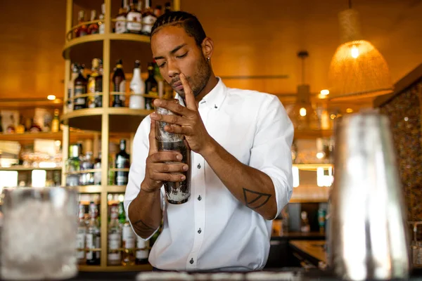 Barman Latino Trabajando Con Una Coctelera — Foto de Stock