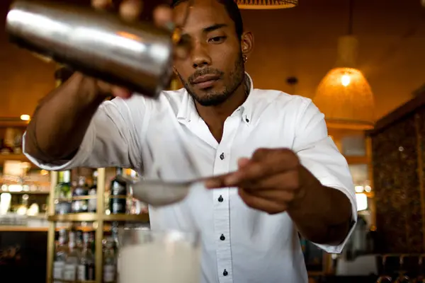 Barman Latino Focado Trabalho — Fotografia de Stock