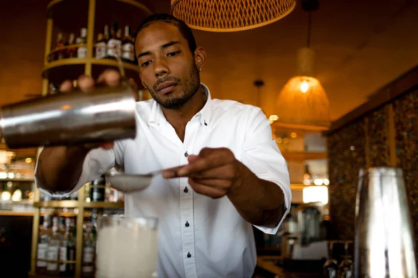Barman Latino Preparando Coquetel — Fotografia de Stock
