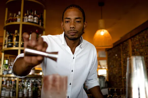 Barman Latino Centrado Cóctel — Foto de Stock