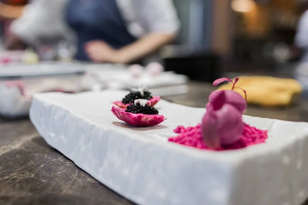 Pembe renkte gastronomik yiyeceklerin odaklanmış fotoğrafı