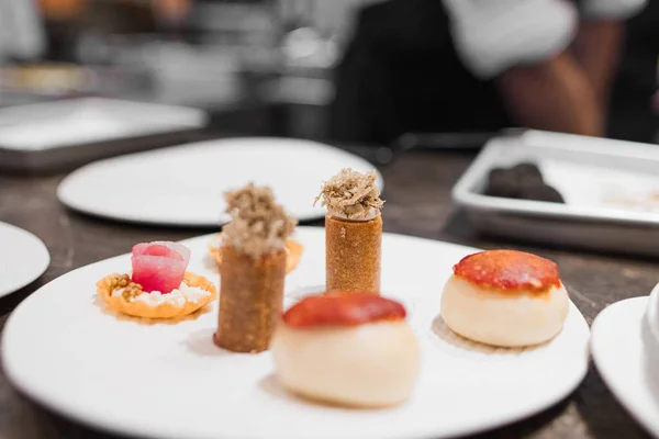 Akdeniz çeşitliliğine sahip gastronomik bir yemeğin fotoğrafı