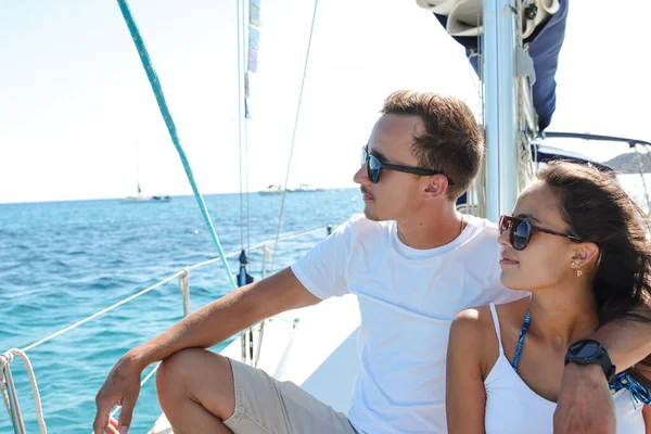 一对年轻夫妇在帆船上欣赏风景的照片 — 图库照片