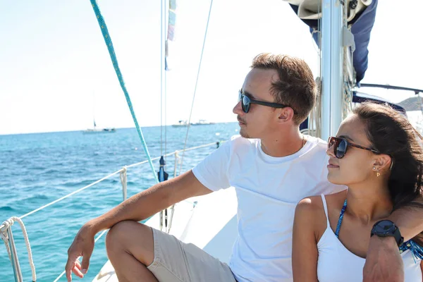 一对年轻夫妇度假时在帆船上恋爱的照片 — 图库照片