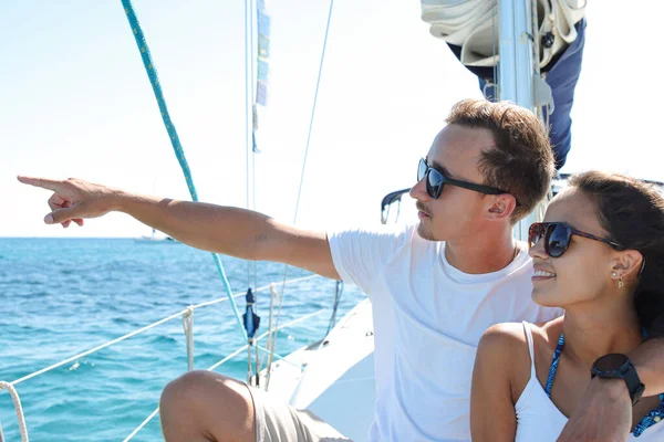一对年轻貌美的夫妇看着帆船上的景色的照片 — 图库照片