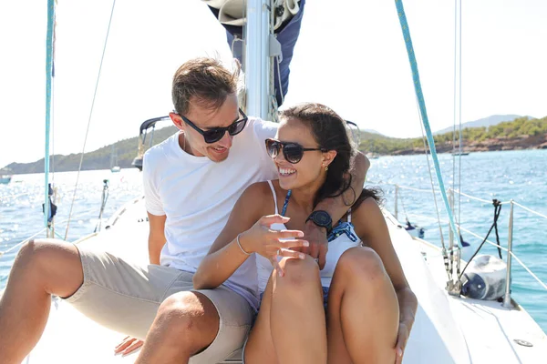 一对年轻夫妇在帆船上享受假期的照片 免版税图库图片
